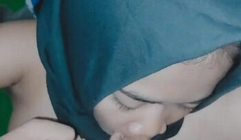 ADIK Hijab Penurut Di Ewe.jpg