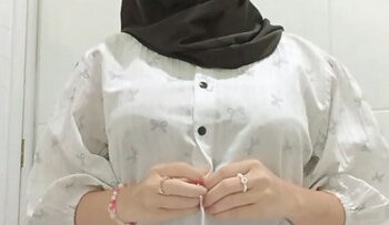 CEWEK HIJAB Kelewat Sange Ngocok Sendiri.jpg