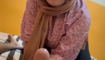 TANTE HIJAB Jilat Kontol Ponakan.jpg